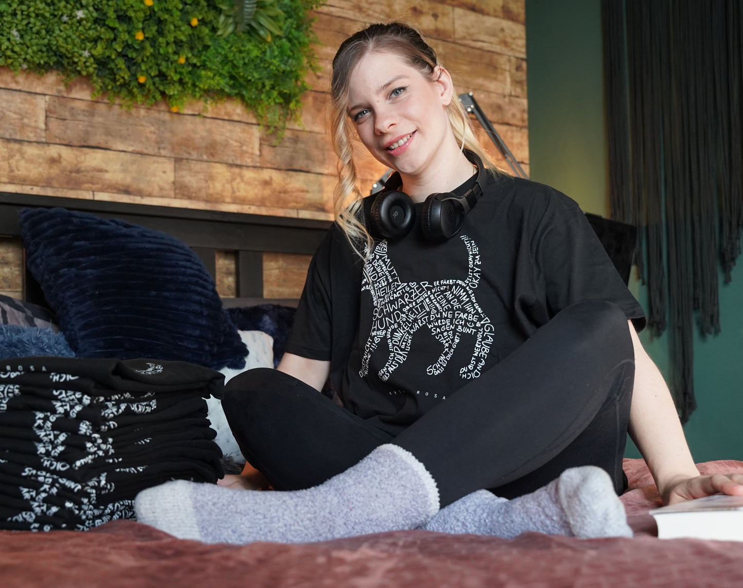 Katha Rosa - Schwarzer Hund - T-Shirt